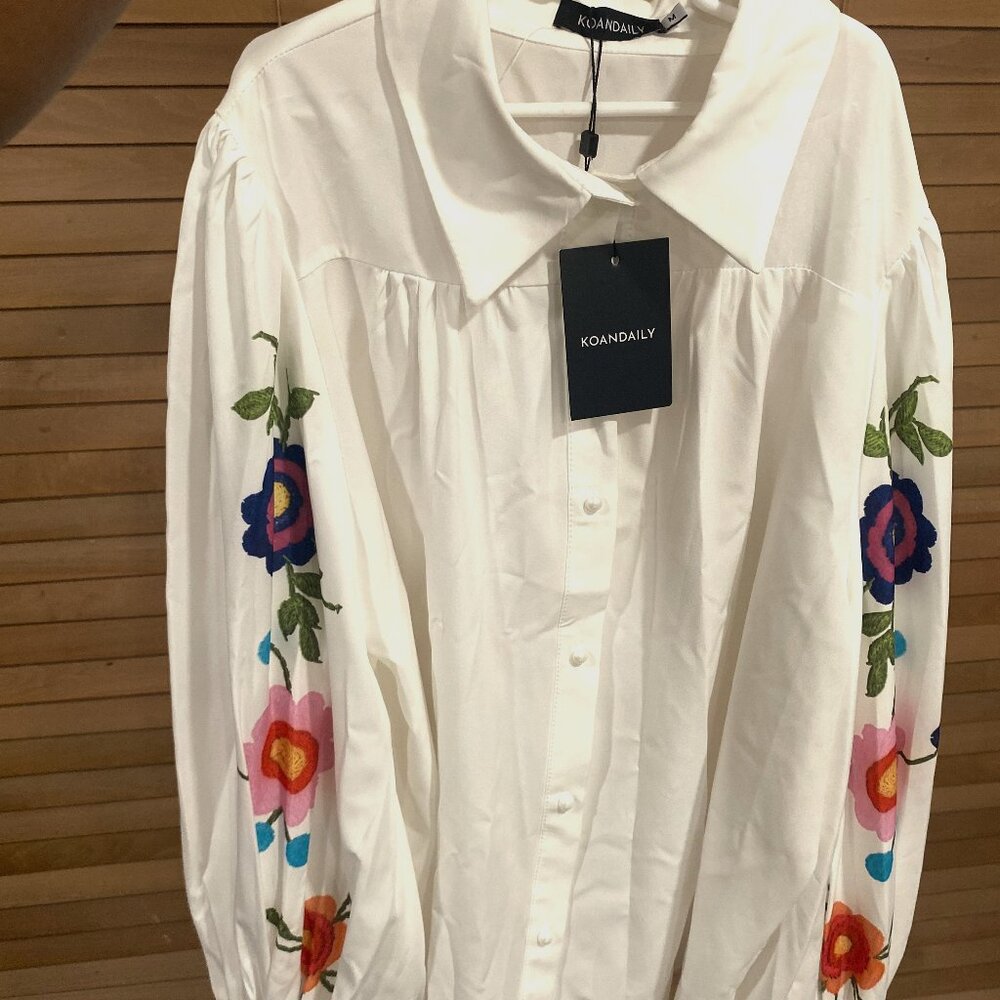 KOANDAILY Elegant and beautiful white Top with Decorative Sleeves Design.